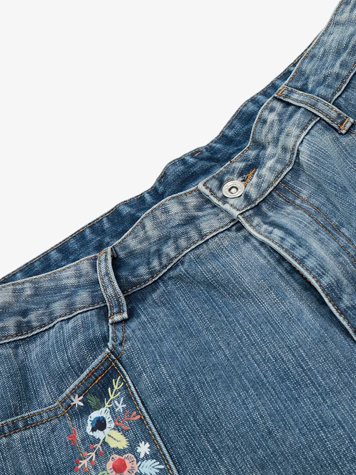 Short en jean délavé à fleurs