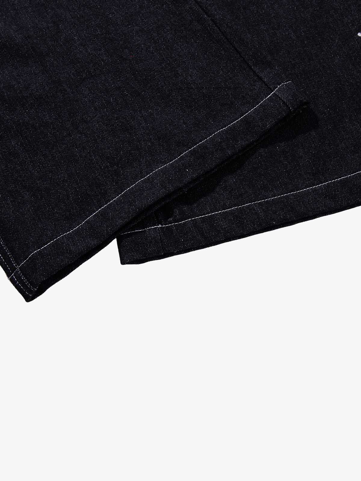 Jeans mit Grafik und mehreren Knöpfen
