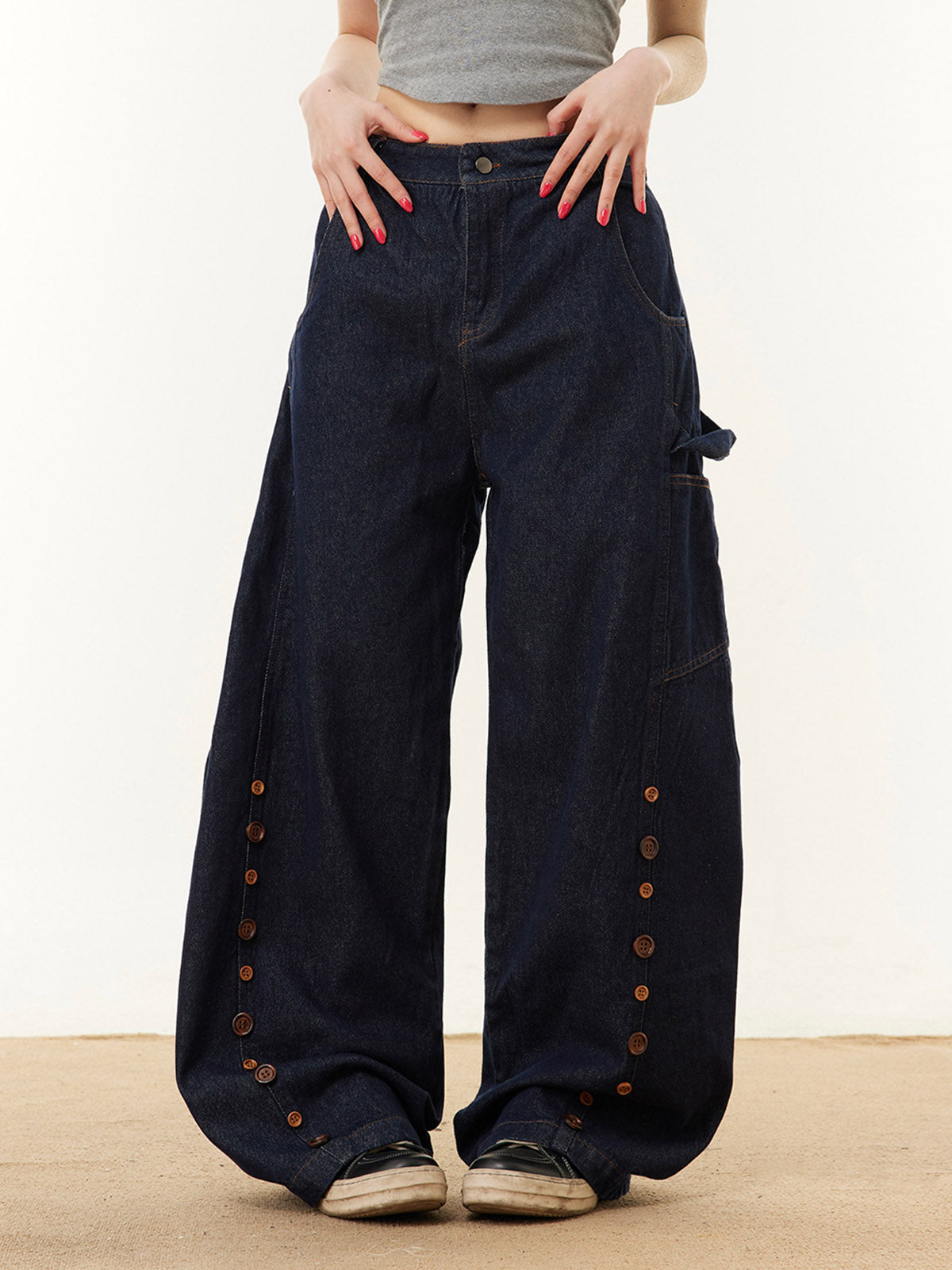Button Embroidered Barrel Jeans 