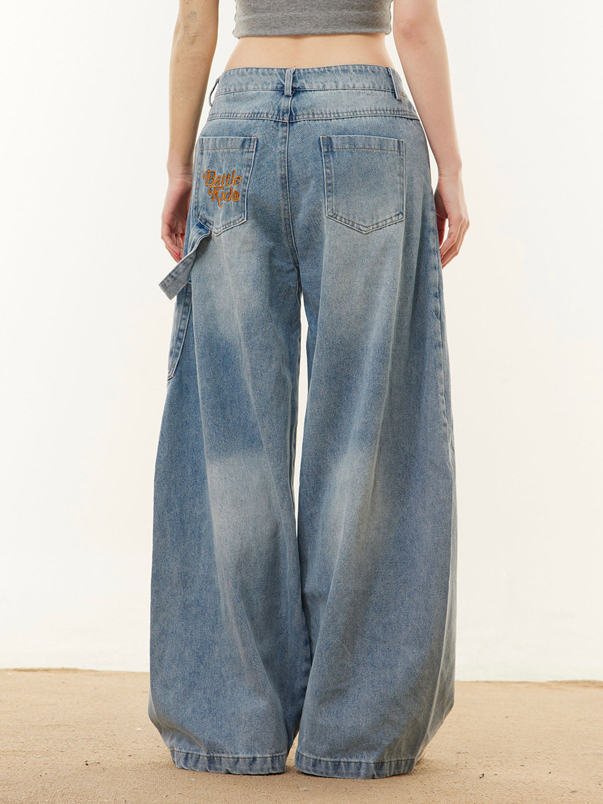 Button Embroidered Barrel Jeans 