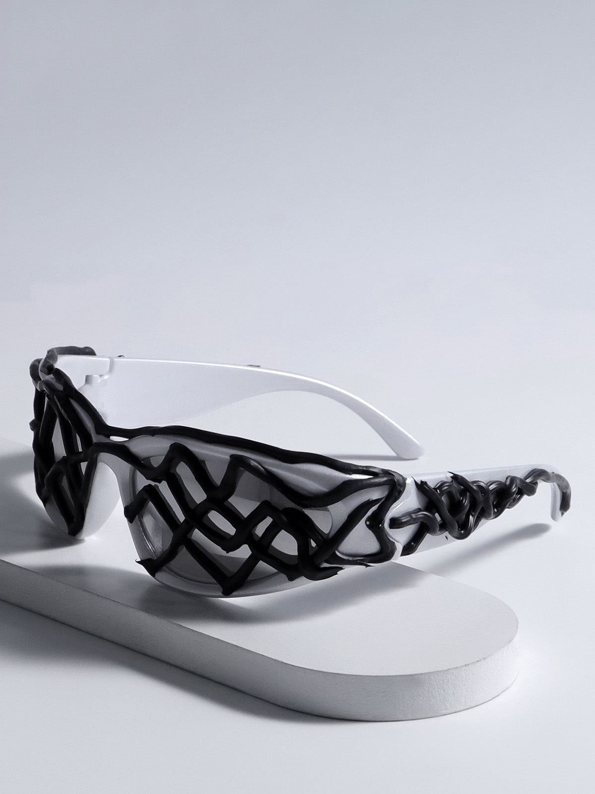 Futuristic Wavy Frame Sunglasses 