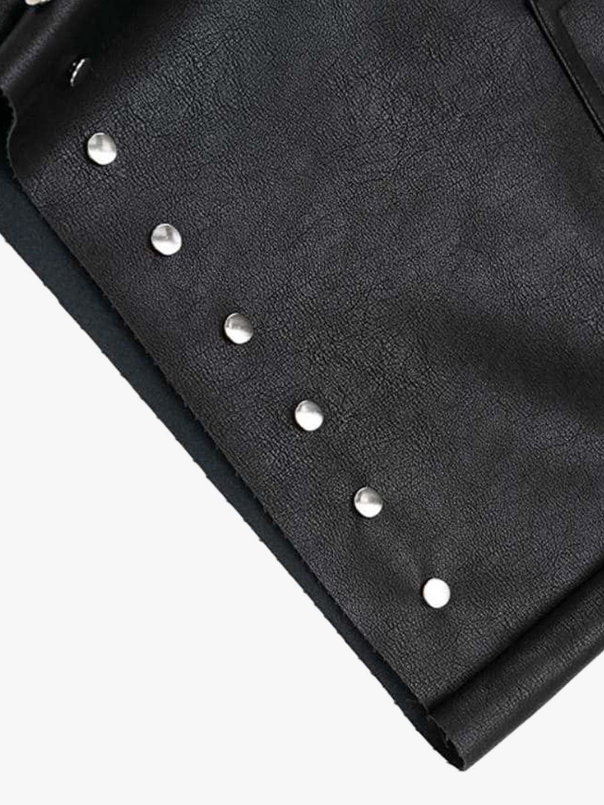 Pantalones cortos de cuero con tachuelas