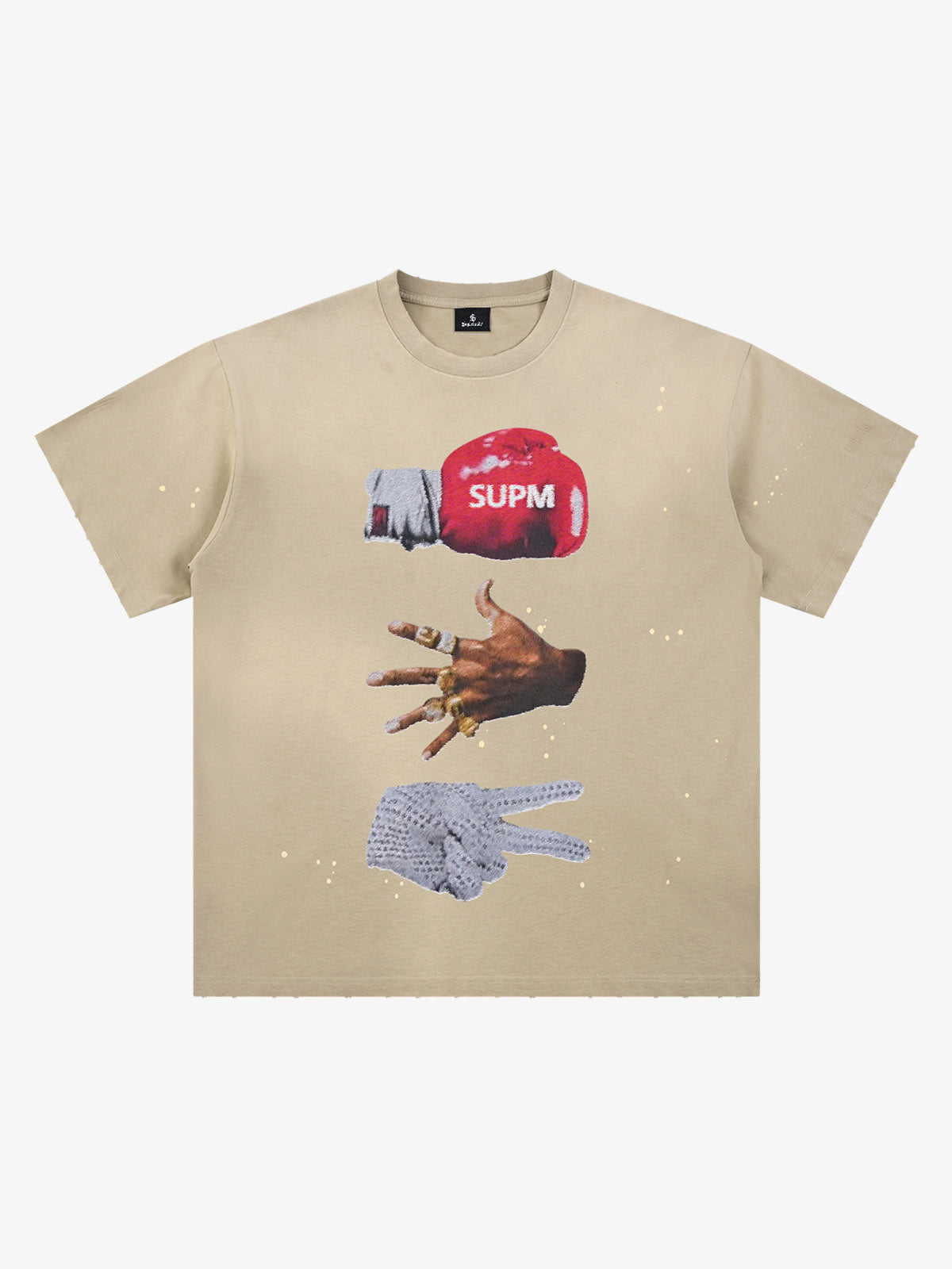 ボクシンググローブのプリントが入った、黒のダメージ加工グラフィックTシャツ