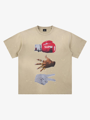 ボクシンググローブのプリントが入った、黒のダメージ加工グラフィックTシャツ