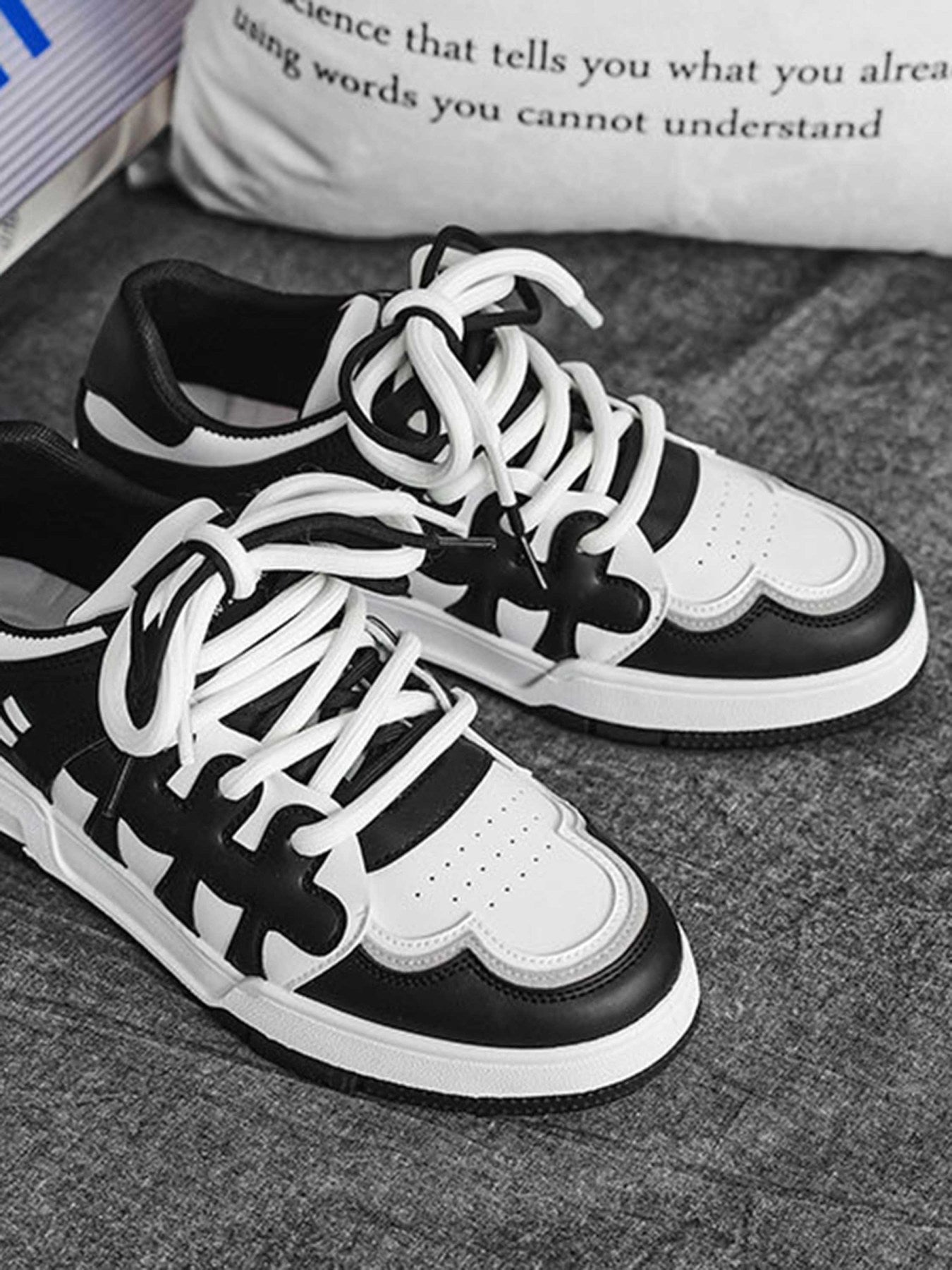 The Supermade Black And White Stitching Low-top Board Shoes